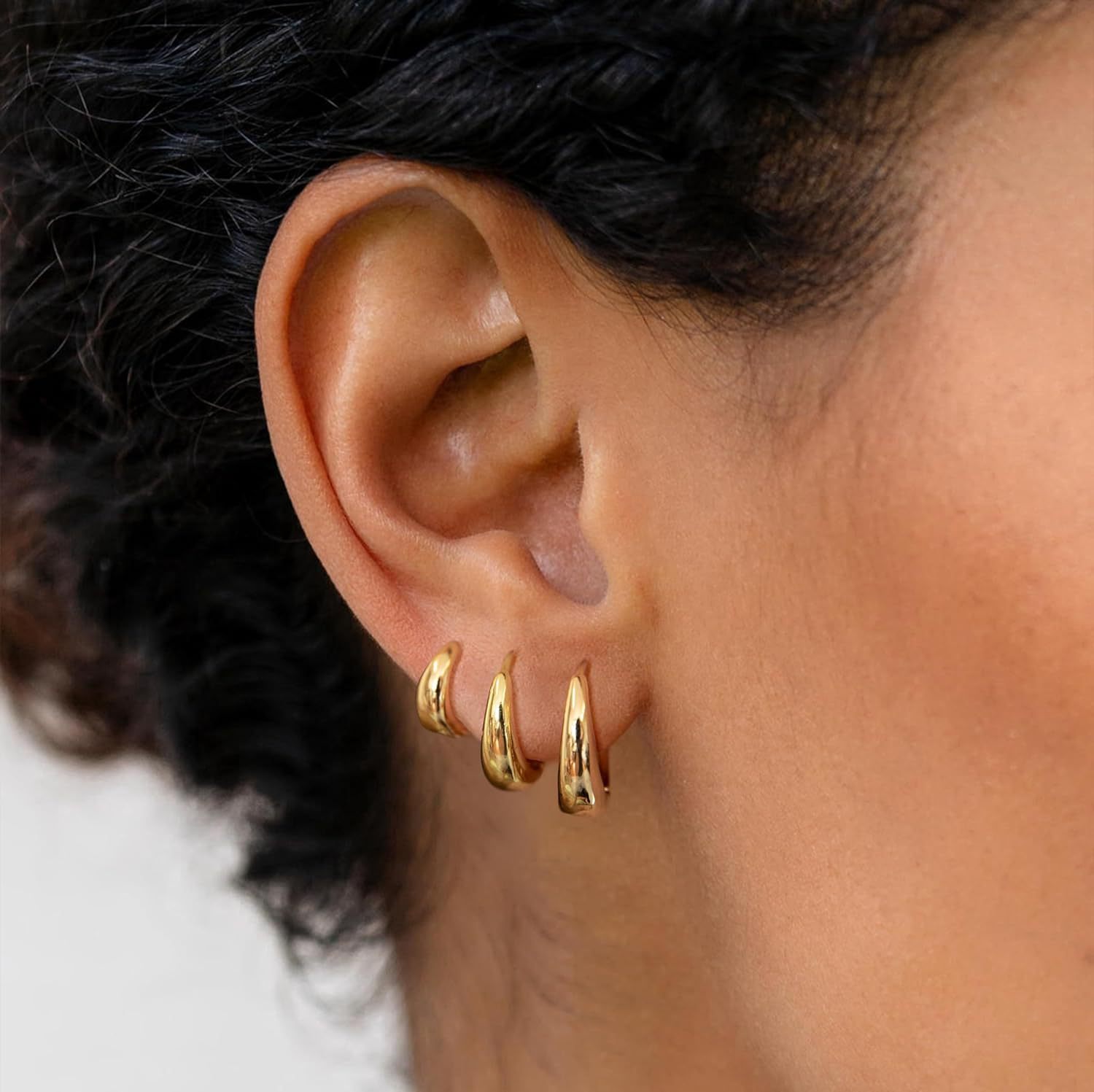 Women's 18K Gold Glossy And Simple Earrings - Image 3